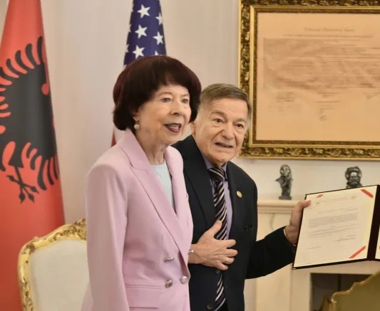 Joe DioGuardi dhe Shirley Cloyes DioGuardi marrin shtetësinë e Republikës së Kosovës