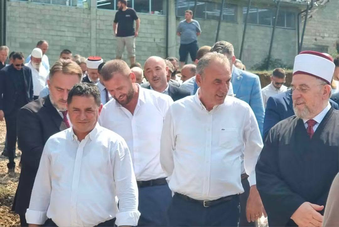 Ekrem Kastrati  Vendoset gurthemeli i Xhamisë së Gurit në qendër të qytetit