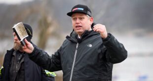 Kryetari i partisë së djathtë daneze “Hard Line”, Rasmus Paludan, e dogji publikisht një Kuran përpara ambasadës turke në Kopenhagë