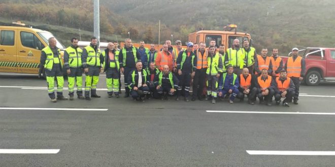 Ministria e Infrastrukturës bën të ditur se Kompanitë e mirëmbajtjes së rrugëve të Kosovës kanë arritur në Shqipëri