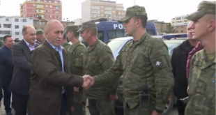 Kryeministri Haradinaj me disa nga ministrat e Qeverisë së Kosovës i vizitojnë zonat e prekura nga tërmeti në Durrës