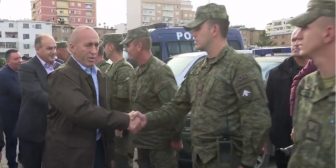 Kryeministri Haradinaj me disa nga ministrat e Qeverisë së Kosovës i vizitojnë zonat e prekura nga tërmeti në Durrës
