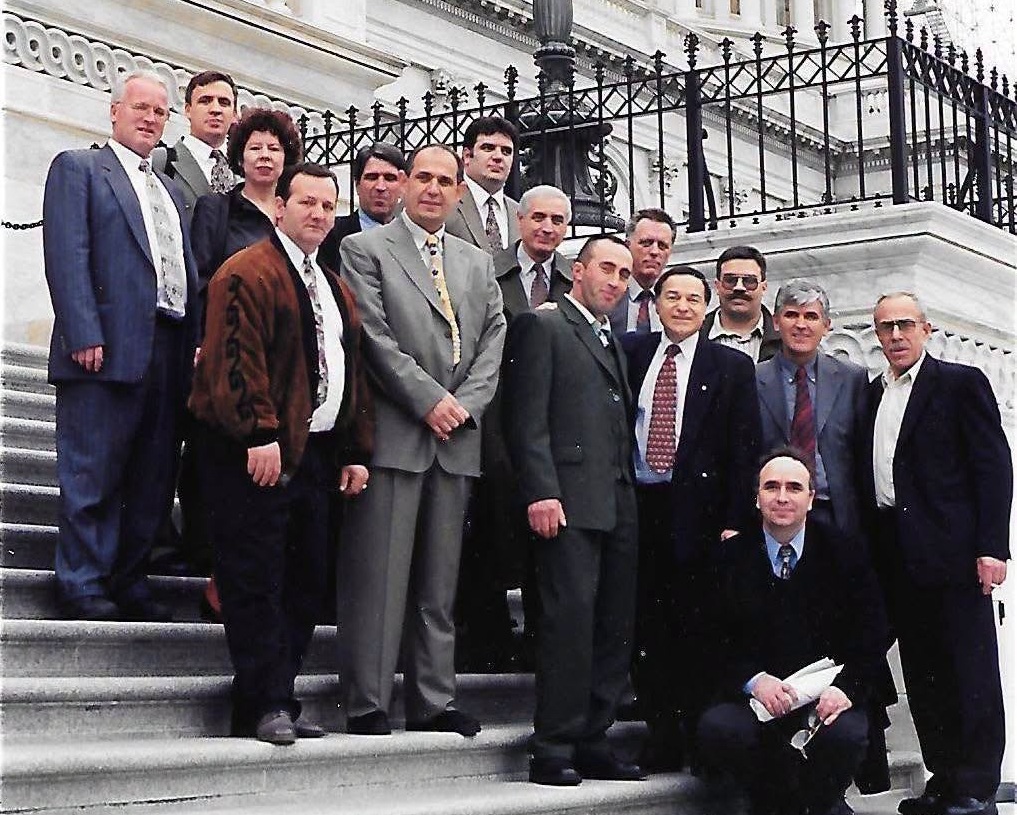 Ramush Haradinaj uron Joe dhe Shirley DioGuardi për shtetësinë e Kosovës