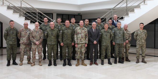 Pjesëtarët e FSK-së dekorohen me medalje pas kthimit nga misioni i parë ushtarak i FSK-së jashtë vendit