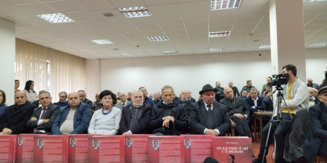 Sot, në Institutin Albanologjik, në Prishtinë, u përurua libri, "Për një Atdhe të lirë e të bashkuar", vepër e autorit, Agim Sylejmani