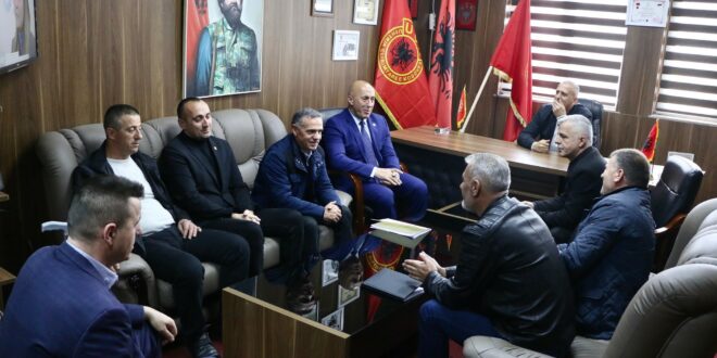 Kryetari i AAK-së, Ramush Haradinaj, ka vizituar përfaqësuesit e Organizatës së Veteranëve të Luftës së UÇK-së, në Prishtinë