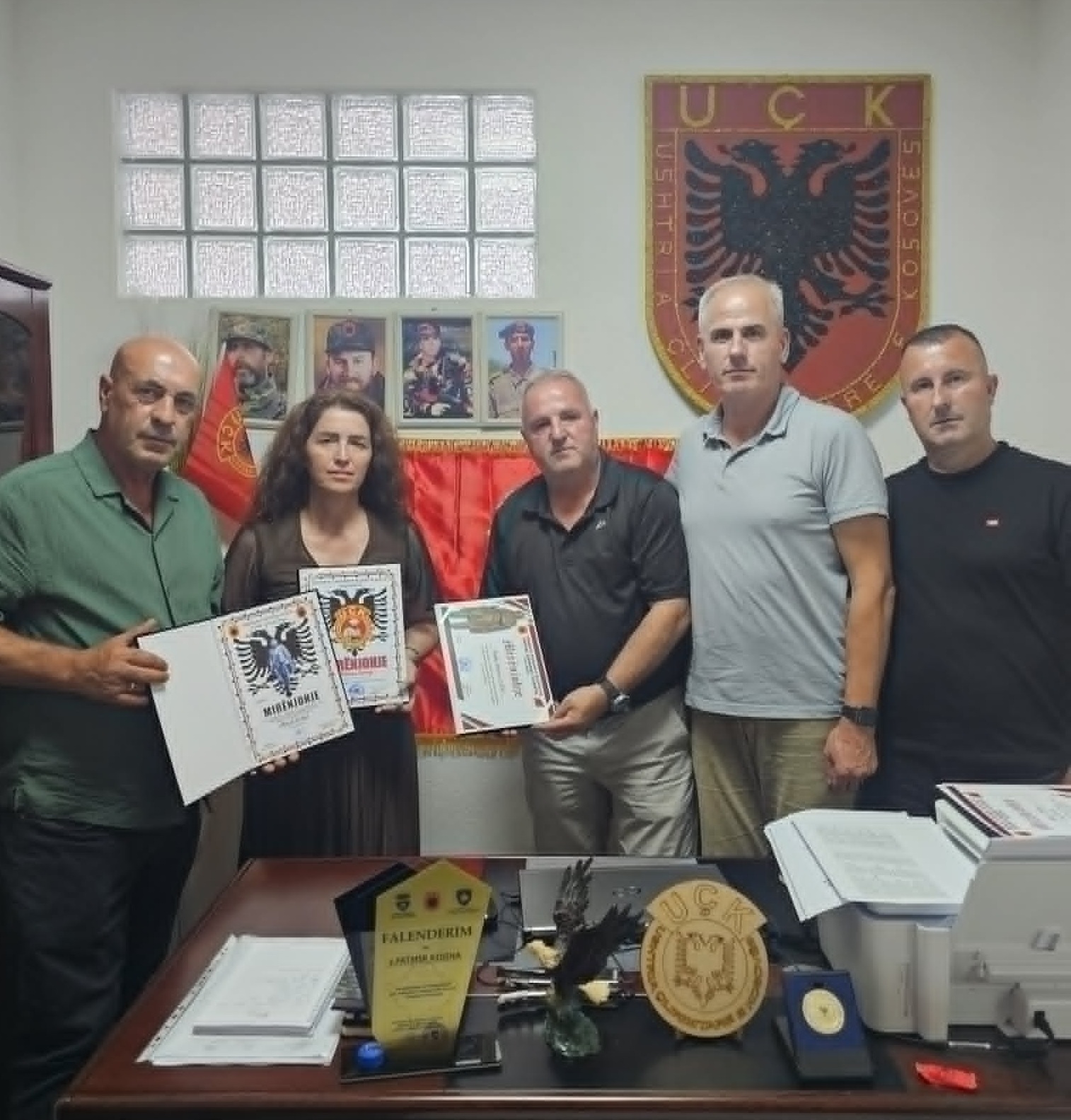 Dje  në ambientet e Organizatës së Veteranëve të Luftës së UÇK së  dega në Drenas  u zhvillua një ceremoni me peshë simbolike  ku u ndanë Tri Mirënjohje