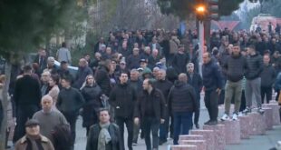 Një protestë si gjithnjë e dhunshme e opozitës u mbajt mbrëmë, në Tiranë, para Kryeministrisë