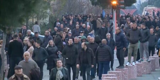 Një protestë si gjithnjë e dhunshme e opozitës u mbajt mbrëmë, në Tiranë, para Kryeministrisë