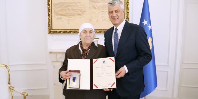 Gjyshi i heroit të kombit Afrim Zhitia, Hakif Rimanishta dekorohet me urdhrin “Hero i Kosovës” nga kryetari Thaçi