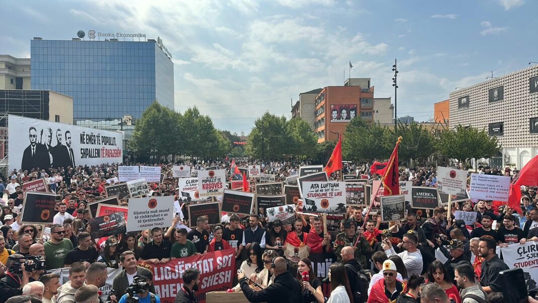 Studentët marshojnë për UÇK në   Nuk ka gjykatë që e ndryshon mënyrën si e shohim çlirimtarët tanë 