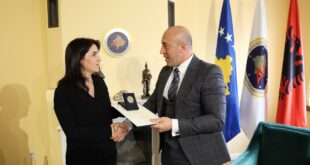 Kryetari i AAK-së Ramush Haradinaj i ndau Mirënjohjen, “Me besim në Zot Atdhe e Shtet”, drejtorit të Radios Kosova e Lirë, Ahmet Qeriqi