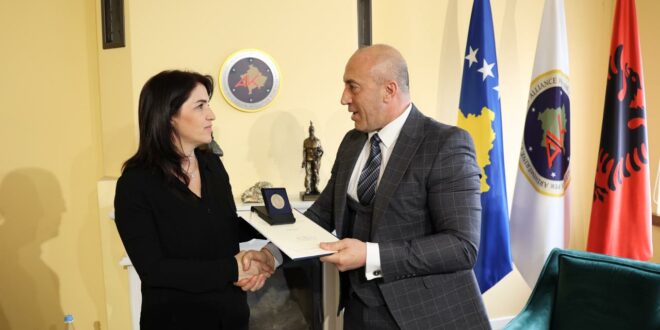 Kryetari i AAK-së Ramush Haradinaj i ndau Mirënjohjen, “Me besim në Zot Atdhe e Shtet”, drejtorit të Radios Kosova e Lirë, Ahmet Qeriqi