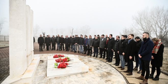 Vetëvendosje bënë nderime në 38 vjetorin e rënies së tre dëshmorëve të kombit Jusuf e Bardhosh Gërvalla dhe Kadri Zeka