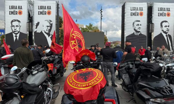 Motoristët veteranë të UÇK së mbërrijnë në Prishtinë   Jo në emrin tim  