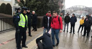 Studentët e Universitetit të Prishtinës protestojnë para Kuvendit të Kosovës me moton ”Boll luajtët me këtë popull”