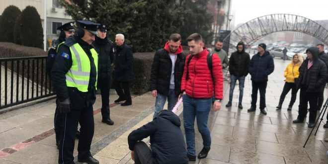 Studentët e Universitetit të Prishtinës protestojnë para Kuvendit të Kosovës me moton ”Boll luajtët me këtë popull”