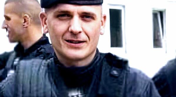 Polici i rënë në krye të detyrës, Sami Thaçi shpallet “Hero i Kosovës” nga kryetari i vendit, Hashim Thaçi
