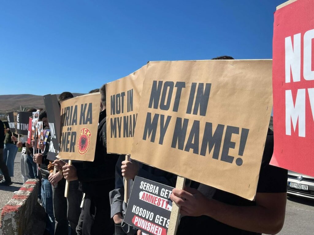 Të rinjtë protestojnë në aeroport në pritje të Ursula von der Leyen