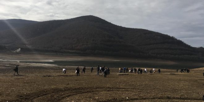 Disa qytetarë janë organizuar sot vullnetarisht dhe kanë pastruar Liqenin e Badovcit nga i cili furnizohet më ujë Prishtina