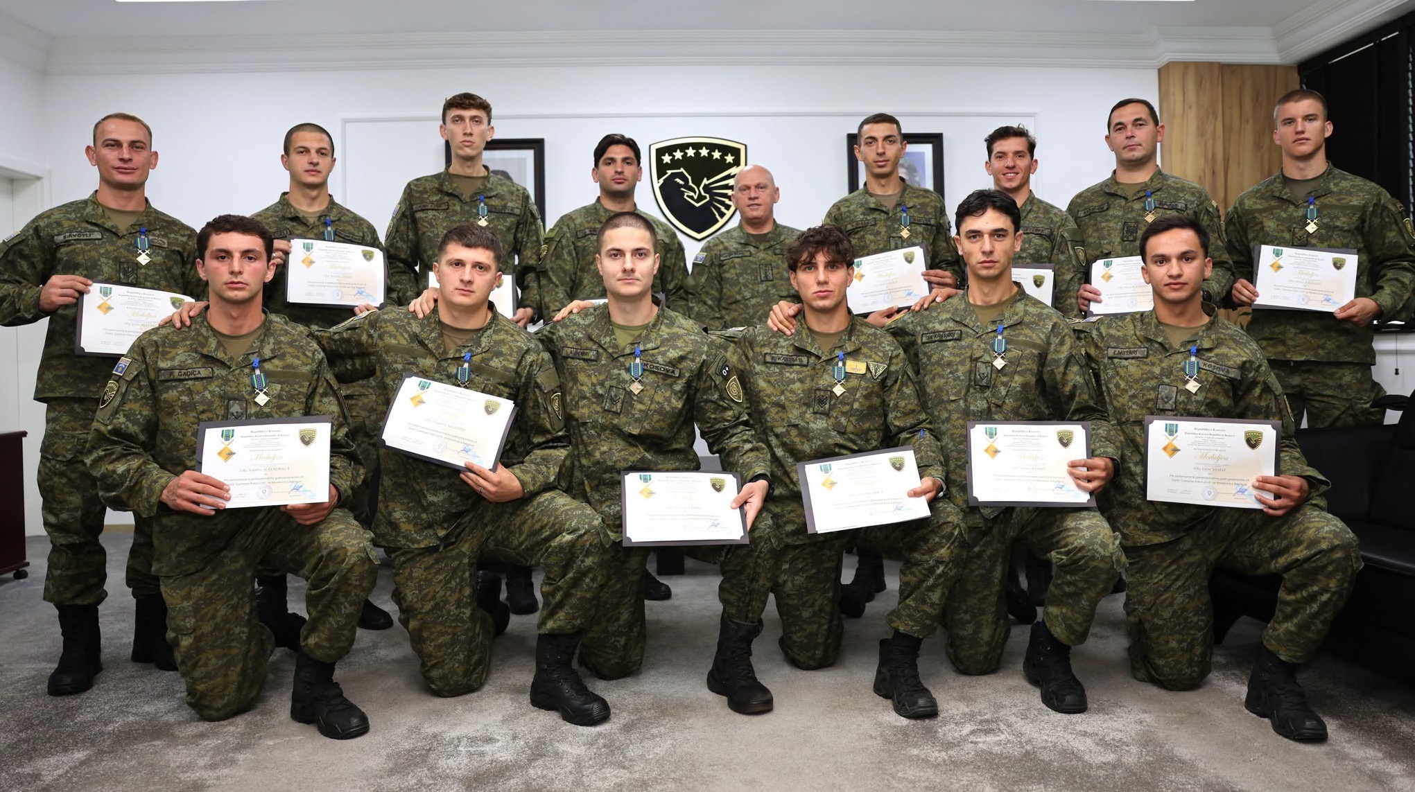 Komandanti i FSK së dekoron me medalje ekipin që triumfoi me Medaljen e Artë në  Cambrian Patrol 2026 