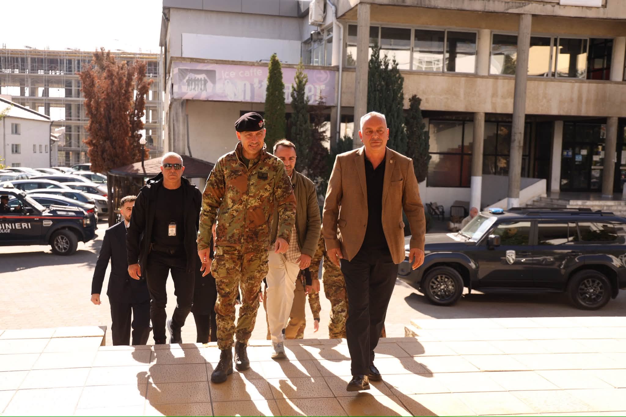 Bashkim Ramosaj  pret zëvendëskomandantin e KFOR it  diskutojnë për sigurinë në Deçan