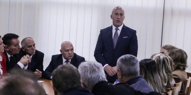 Ramush Haradinaj insiston në mbajtjen e taksës 100%, thotë nëse hiqet, shumë punëtorë do të mbesin pa punë