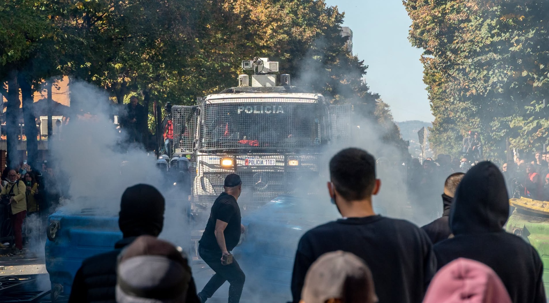 Kaos në Tiranë  protesta përshkallëzohet  sulmohen institucione e biznese