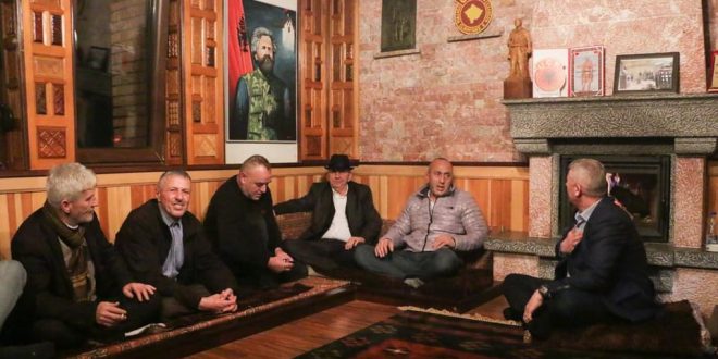 Kryetari i AAK-së, Ramush Haradinaj e viziton familjen e komandantit të UÇK-së, Sylejman Selimit