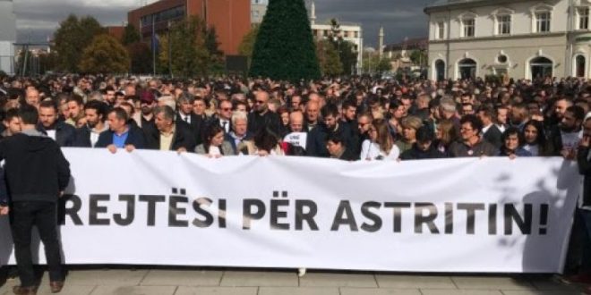 Me moton “Një popull për drejtësi” në 3-vjetorin e vdekjes së Astrit Deharit u mbajt marshi në kërkim të drejtësisë