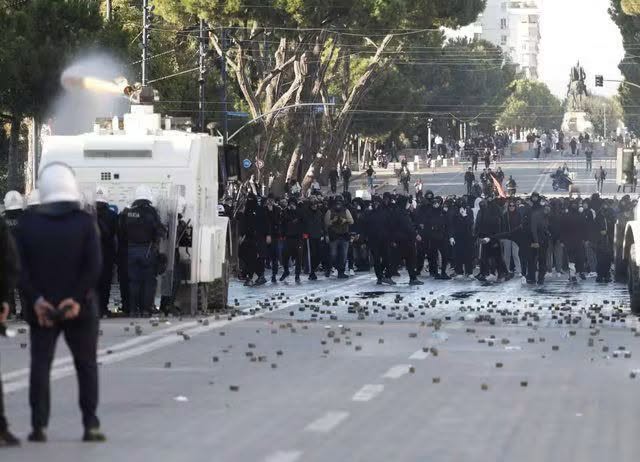 Forum  Flasin Prof  Gjergji Foto  ing  Prof  Pal Nikolli  ing  Nikollaq Gjergji  ing  Selman Meziu  Prof As  Jorgji Hanxhari   Intelektualët në mbështetje të kërkesave të studentëve  Po  protestës  jo dhunës  
