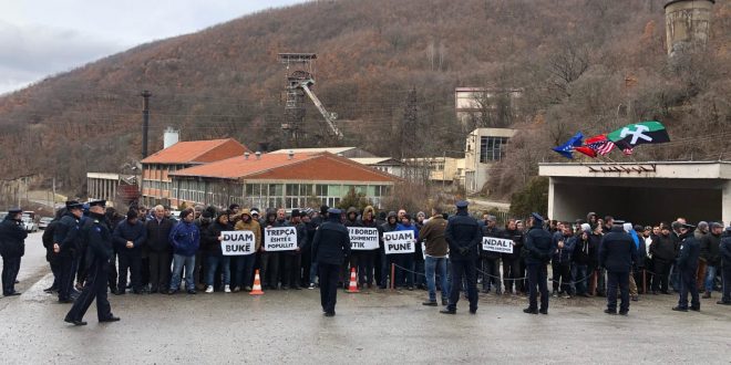 Kurti e Osmani priten me protesta në minierën e Trepçës ku pritet të mbahet manifestimi për 31-vjetorin e grevës së minatorëve