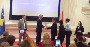 Luftëtarja e lirisë, intelektualja, studiuesja e veprimtarja e ndjerë, Fetnete Ramosaj dekorohet me medalje presidenciale nga kryetari Thaçi