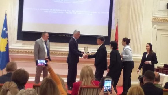 Luftëtarja e lirisë, intelektualja, studiuesja e veprimtarja e ndjerë, Fetnete Ramosaj dekorohet me medalje presidenciale nga kryetari Thaçi