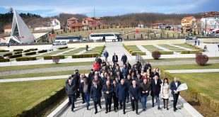 Fatmir Limaj, Jakup Krasniqi dhe zyrtarë të Nismës bënë homazhe në Prekaz dhe janë pritur në odën e Jasharëve