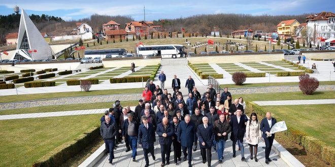 Fatmir Limaj, Jakup Krasniqi dhe zyrtarë të Nismës bënë homazhe në Prekaz dhe janë pritur në odën e Jasharëve