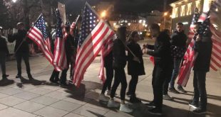 Studentët e Universitetit të Prishtinës më një aksion simbolik i bëjnë thirrje Qeverisë ë të mos i cenojë marrëdhëniet me ShBA-në