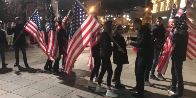 Studentët e Universitetit të Prishtinës më një aksion simbolik i bëjnë thirrje Qeverisë ë të mos i cenojë marrëdhëniet me ShBA-në