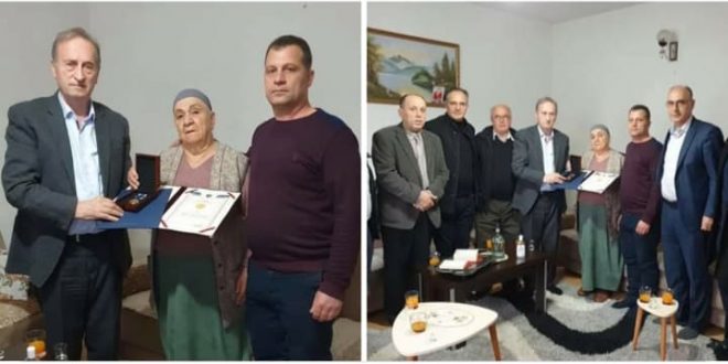 Thaçi ndanë dekoratën ne urdhrin “Hasan Prishtina” për veprimtarin e çështjes kombëtare Kasim Haxhimurati