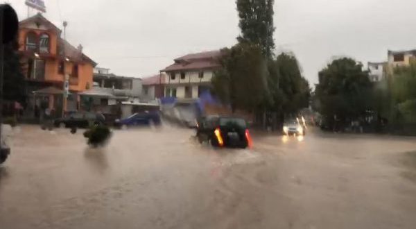 Reshjet e dendura të shiut kanë krijuar sot probleme me rrugët dhe energjinë elektrike në Kukës