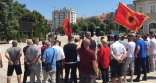 Disa veteranë dhe invalidë të UÇK-së protestojnë më kërkesë lirimin e ish-krerëve të luftës që po mbahen në Hagë