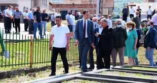 Nderohen të rënët në masakrën e Tususit në Prizren në të cilën forcat serbe masakruan mizorisht 27 shqiptarë