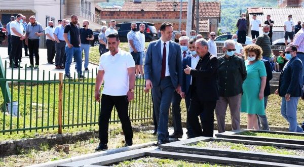 Nderohen të rënët në masakrën e Tususit në Prizren në të cilën forcat serbe masakruan mizorisht 27 shqiptarë
