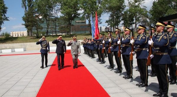 Me nderimet më të larta ushtarake u pritë në vizitë shefi i Forcave të Armatosura të Republikës së Shqipërisë, gjeneralmajor Bajram Begaj