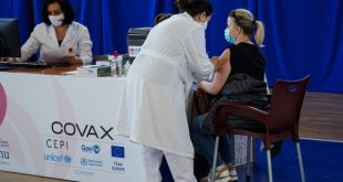 Ministria e Shëndetësisë i thërret qytetarët të marrin edhe dozën e dytë të vaksinës kundër virusit korona