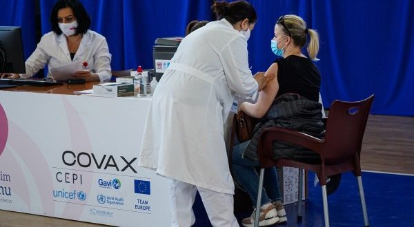 Ministria e Shëndetësisë i thërret qytetarët të marrin edhe dozën e dytë të vaksinës kundër virusit korona
