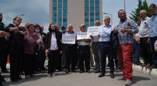 Ish-punëtorët e gazetës “Rilindja”, kanë protestuar gjatë ditës se sotme para objektit të tyre të dikurshëm