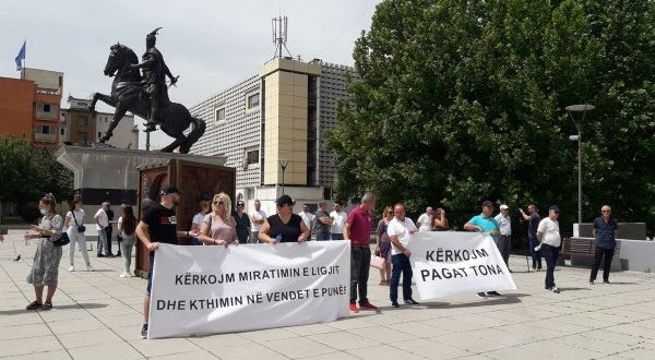 Punëtorët e Lotarisë kanë protestuar sot sërish para Qeverisë së Kosovës në kërkim të pagave