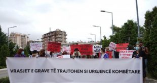 ​Protestohet para Ministrisë së Drejtësisë me kërkesën që vrasjet e grave të trajtohen si urgjencë kombëtare