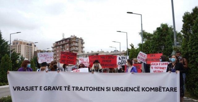 ​Protestohet para Ministrisë së Drejtësisë me kërkesën që vrasjet e grave të trajtohen si urgjencë kombëtare